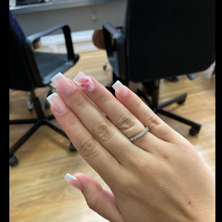 Trabajo de manicura del salón