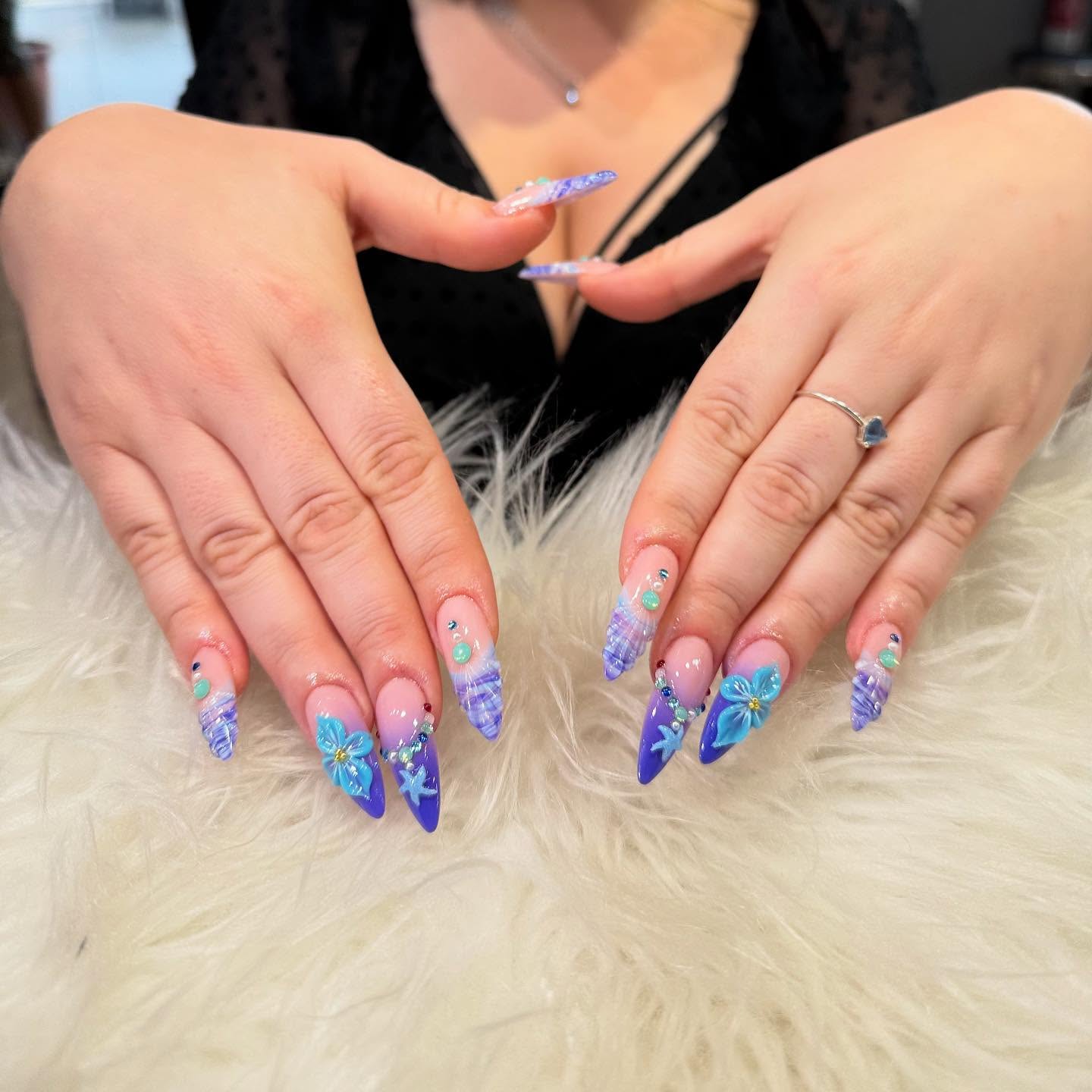 Nail Art Marino con Relieve y Flores 3D