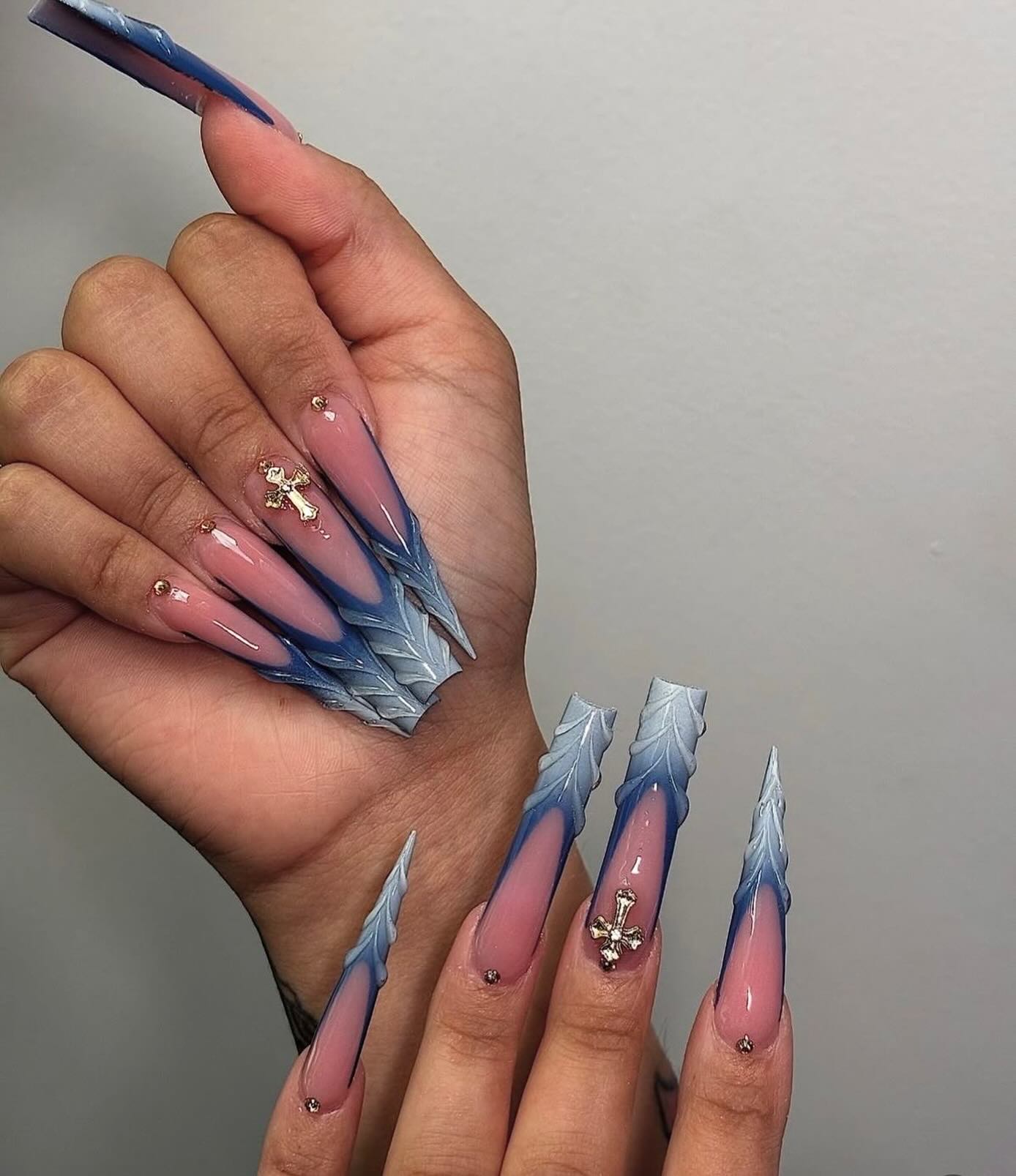 Estructura Stiletto Gótica con Cruces Metálicas