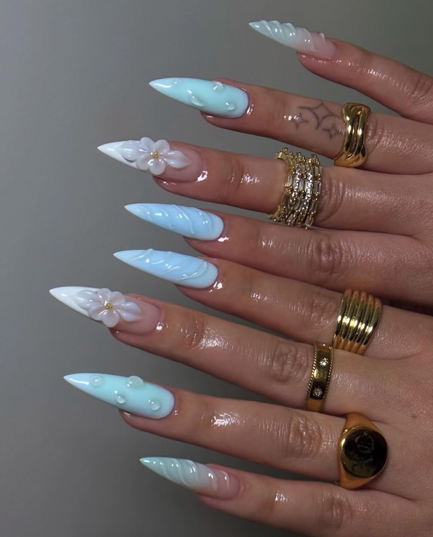Stiletto Azul Pastel con Espiral y Flores